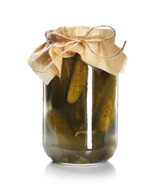 kavanozun üzerine beyaz izole salatalık turşusu