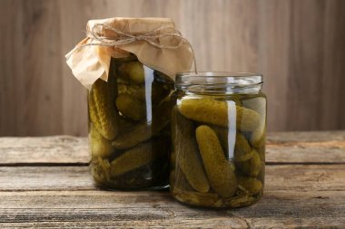 Kavanozda salatalık turşusu, ahşap masa, yakın plan.