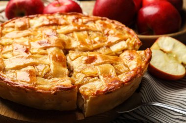 Lezzetli ev yapımı turta ve elmalar masada, yakın plan.