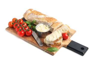 Beyaz üzerine yağlı, fesleğenli ve domatesli baget kes.