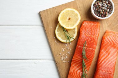 Somon fileto parçaları, baharatlar ve limon beyaz ahşap masa, üst manzara. Metin için boşluk