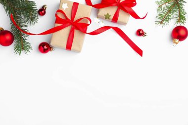 Firavun ağacı dalları, hediye kutuları ve beyaz arka planda Noel süsü, düz yatış. Metin için boşluk