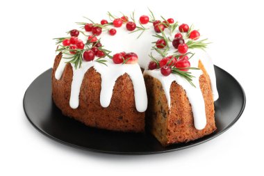 Lezzetli bir Noel pastası, kremalı, kızılcıklı ve biberiyeli beyaz üzerine izole edilmiş.