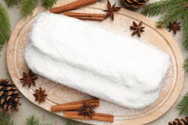 Geleneksel Noel Stollen. Gri masada şekerli, baharatlı ve şenlikli bir dekor.