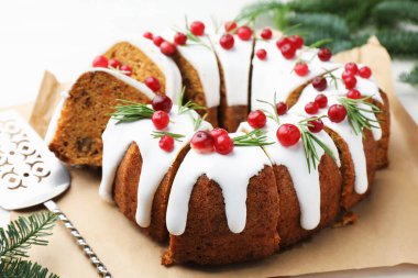 Yaban mersinli, sunuculu ve ağaç dallı lezzetli Noel pastası, yakın plan.