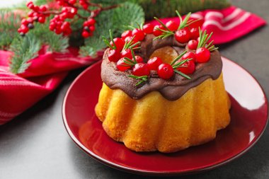 Yaban mersinli kek ve gri masada Noel süsü, yakın plan.