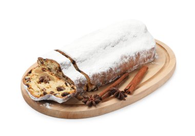 Beyaz üzerine izole edilmiş şeker ve baharatlarla geleneksel Noel Stollen