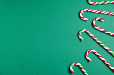 Yeşil arka planda bir sürü şeker kamışı, metin için boş alanı olan düz bir yer. Noel hediyesi