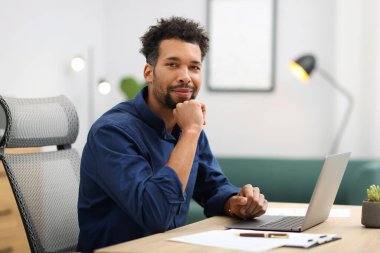 Ofisteki adamın portresi.