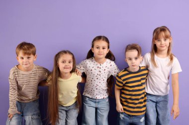 Menekşe arka planda sevimli çocukların portresi