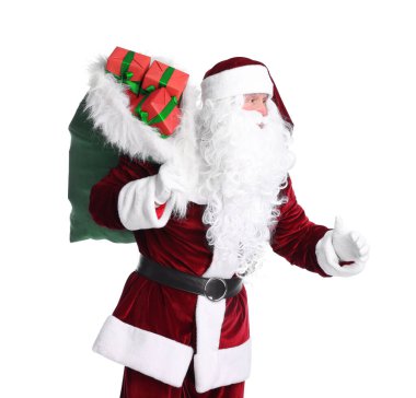 Beyaz arka planda Noel hediyeleriyle dolu yeşil çantalı Noel Baba