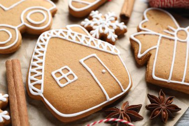 Gri arka planda lezzetli zencefilli kurabiye ve baharatlar, yakın plan. Noel hediyesi