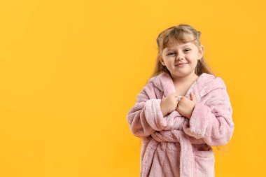 Sarı arka planda bornozlu tatlı kız. Metin için boşluk