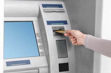 Modern para makinesi kullanan banka kartı olan bir kadın, yakın plan. ATM