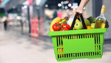 Süpermarkette farklı gıda ürünlerinin olduğu alışveriş sepeti, yakın çekim. Pankart tasarımı