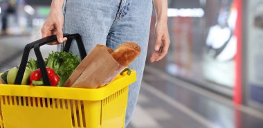 Süpermarkette farklı gıda ürünlerinin olduğu alışveriş sepeti, yakın çekim. Pankart tasarımı