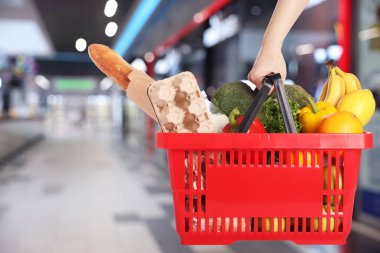 Süpermarkette farklı gıda ürünlerinin olduğu alışveriş sepeti, yakın çekim.