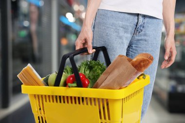 Süpermarkette farklı gıda ürünlerinin olduğu alışveriş sepeti, yakın çekim.