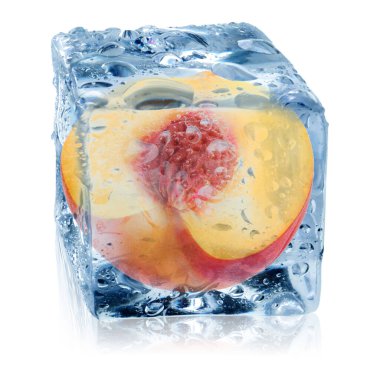 Buz küpündeki şeftalinin yarısı beyaza izole edilmiş.