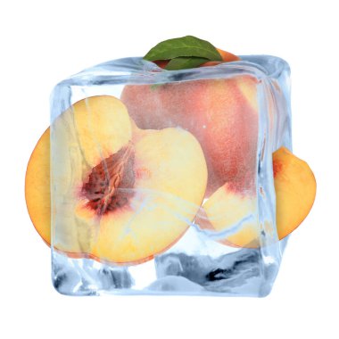 Buz küpündeki taze şeftaliler beyaza izole edilmiş.