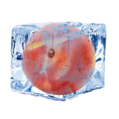 Buz küpündeki taze şeftali beyaza izole edilmiş.