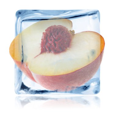 Buz küpündeki şeftalinin yarısı beyaza izole edilmiş.