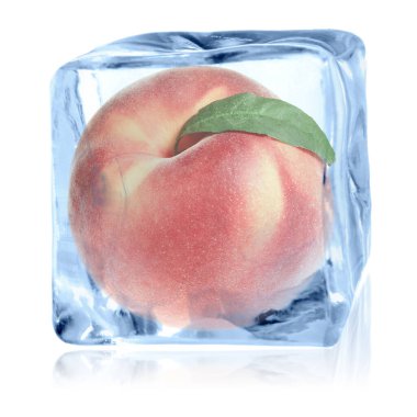 Buz küpündeki taze şeftali beyaza izole edilmiş.