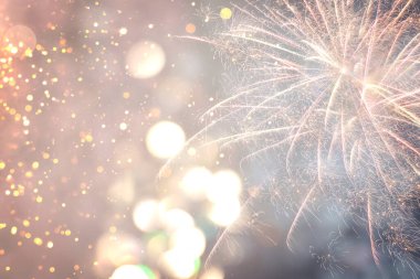 Noel arkaplanı havai fişekler ve bokeh ışıkları. Şenlikli duvar kağıdı veya tebrik kartı