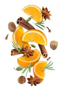 Beyaz arka plana dökülen sıcak şarap malzemeleri. Geleneksel Noel içkisi