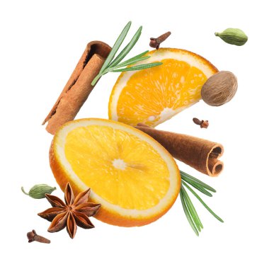 Beyaz arka plana dökülen sıcak şarap malzemeleri. Geleneksel Noel içkisi