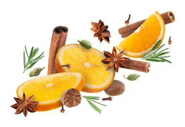 Beyaz arka plana dökülen sıcak şarap malzemeleri. Geleneksel Noel içkisi