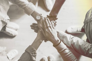 İnsanların el ele tutuşması arka planda, üst tarafta. Renk tonu. Birlik kavramı