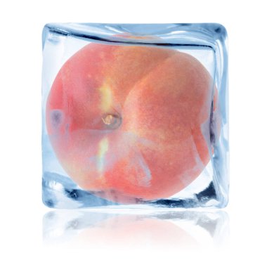 Buz küpündeki taze şeftali beyaza izole edilmiş.