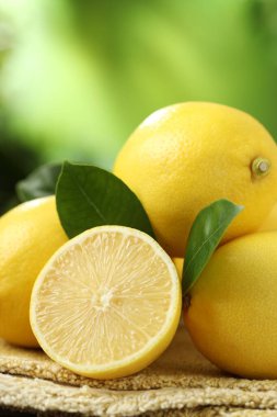 Açık havada yeşil yapraklı taze limonlar, yakın plan.