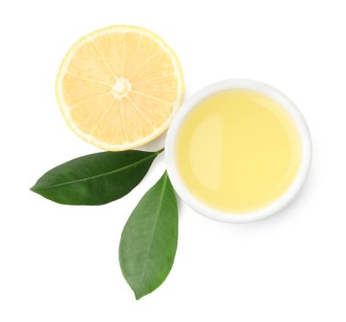 Taze limon suyu, meyve ve yapraklar beyaz, üst manzara