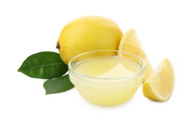 Taze limon suyu, meyveler ve yapraklar beyaz üzerine izole edilmiş.