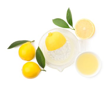 Taze limon suyu, meyve suyu ve meyve sıkacağı beyaza izole edilmiş.