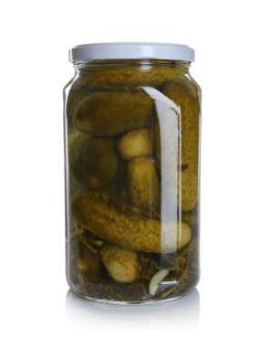 kavanozun üzerine beyaz izole salatalık turşusu