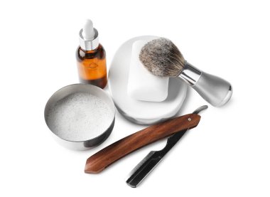 Farklı berber aletleri ve kozmetik ürünleri beyaza izole edilmiş.