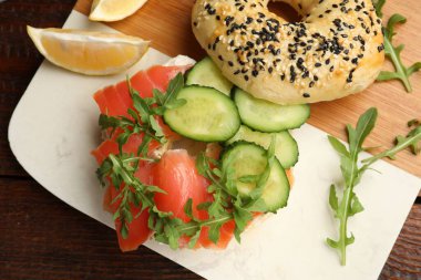 Somon, salatalık, roka ve limonlu leziz simit.