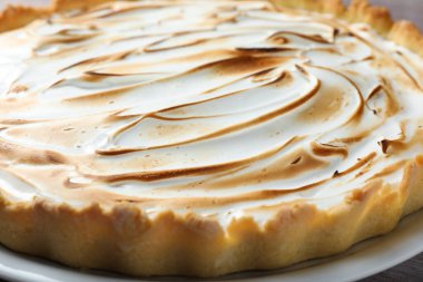 Masada nefis kremalı pasta, yakın çekim manzarası.