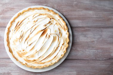 Tahta masada nefis kremalı turta, üst manzara. Metin için boşluk