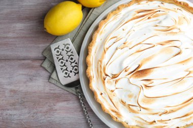 Lezzetli limonlu pasta, taze meyve ve kek sunucusu ahşap masada.