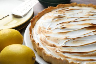 Masada servis edilen lezzetli limonlu pasta, yakın plan.