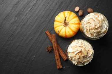 Krem şantili, baharatlı ve siyah masada taze sebzeli balkabaklı latte. Metin için boşluk