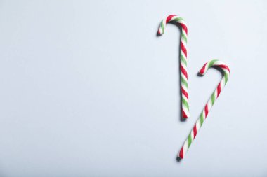 Gri arkaplanda şeker kamışları, metin için yeri olan düz yataklar. Noel hediyesi