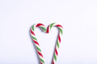 Hafif arka planda şeker kamışları, düz yatış. Noel hediyesi