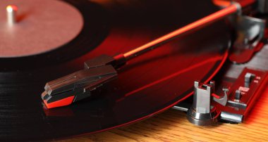 Vinil plaklı döner tablonun yakın görüntüsü