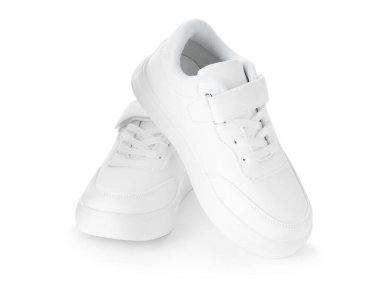 Beyaza izole edilmiş bir çift çocuk ayakkabısı. Şık ayakkabılar.