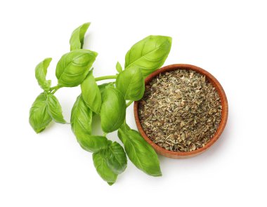 Kuru fesleğen yaprakları, taze olanlar ve kase beyaza izole edilmiş, üst manzara.